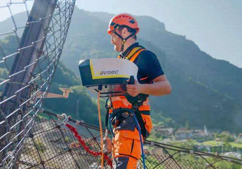 avisec Baustellen Zeitrafferkamera wird von Servicetechniker montiert