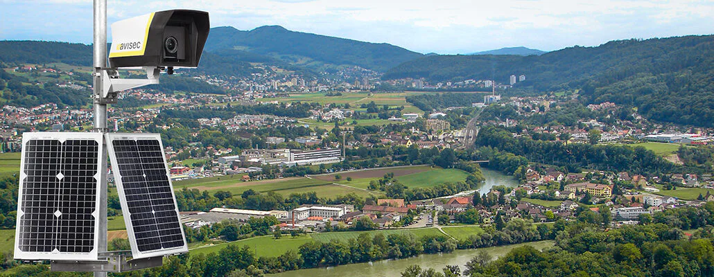 Eine Panorama-Webcam der avisec mit Solarzellen vor dem Hintergrund des Panoramas Bruggerberg.