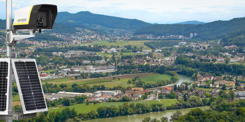 Eine Panorama-Webcam der avisec mit Solarzellen vor dem Hintergrund des Panoramas Bruggerberg.