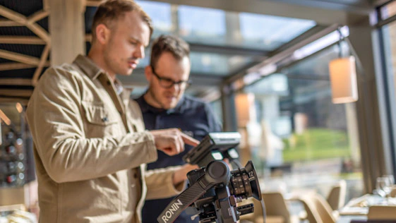 avisec Videoproduktion auf Baustelle mit professionellem Kamerateam und Drohne